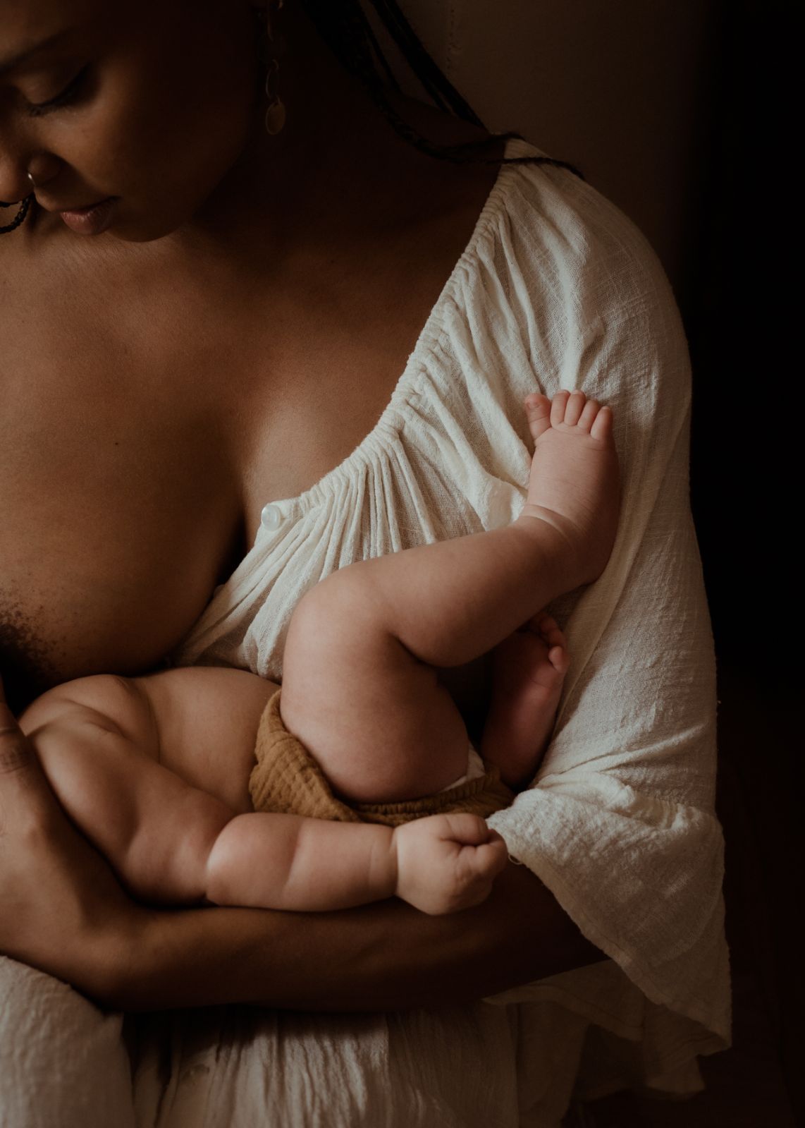 breastfeeding-newborn-photographer1